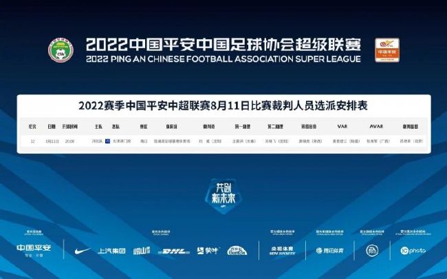 拿破仑登基的瞬间被记录了下来，精美的服装和道具给人留下深刻印象